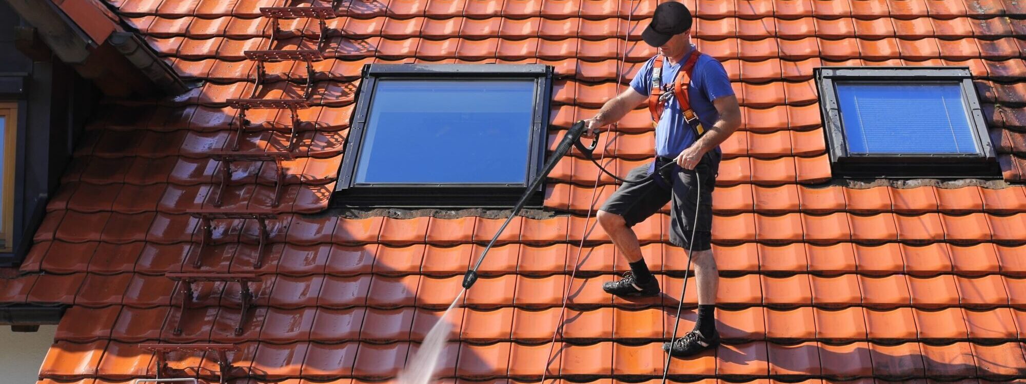 ADOBESTOCK_91936521 2000X750 | Real Toiture Traitement de toiture et désamiantage de vos espaces à proximité de Mulhouse et Colmar Belfort